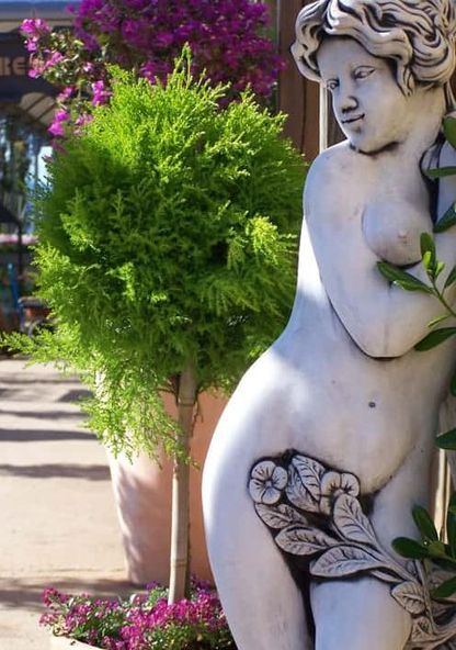 escultura con plantas