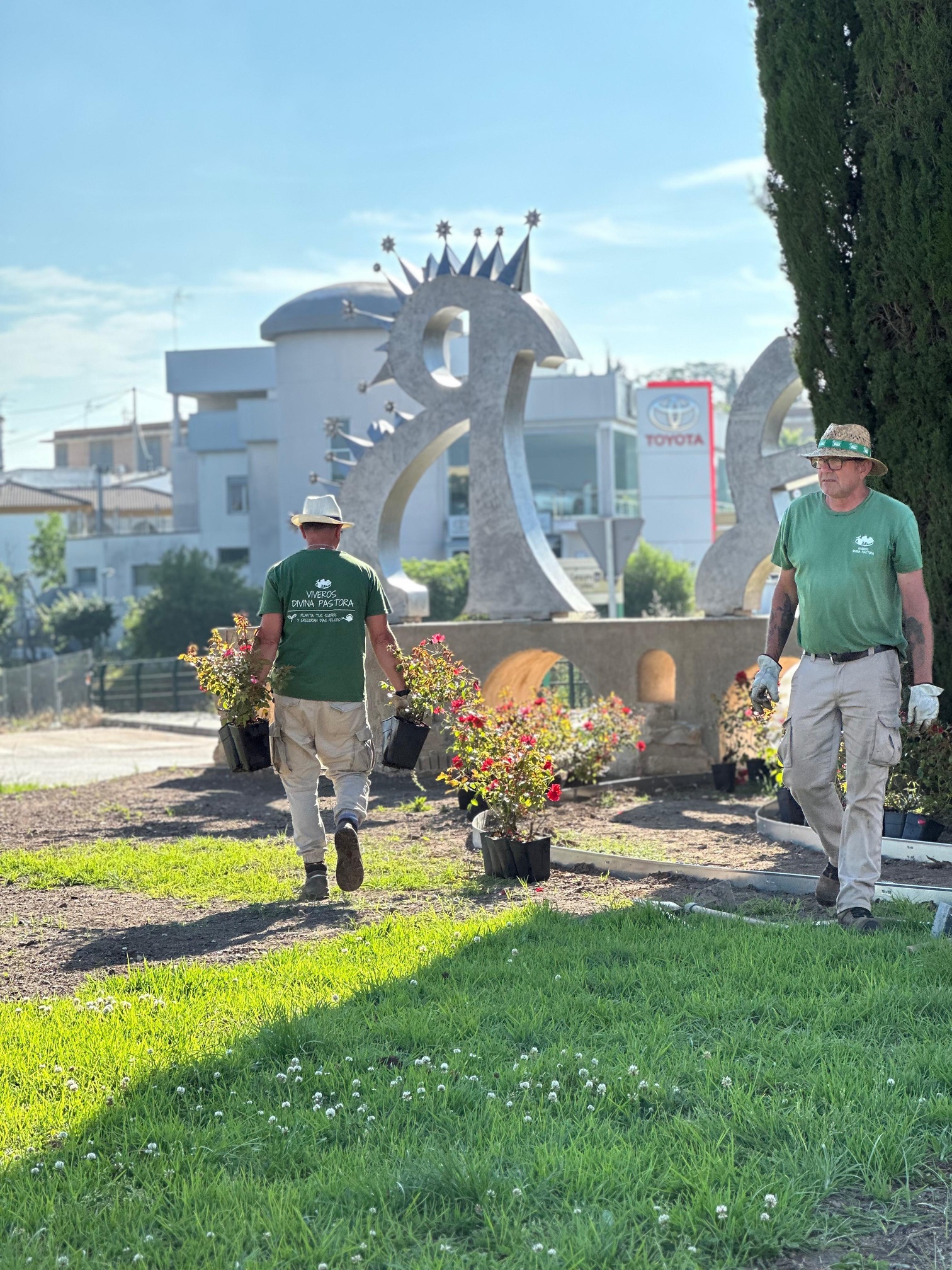 Jardineros plantando flores en una zona verde